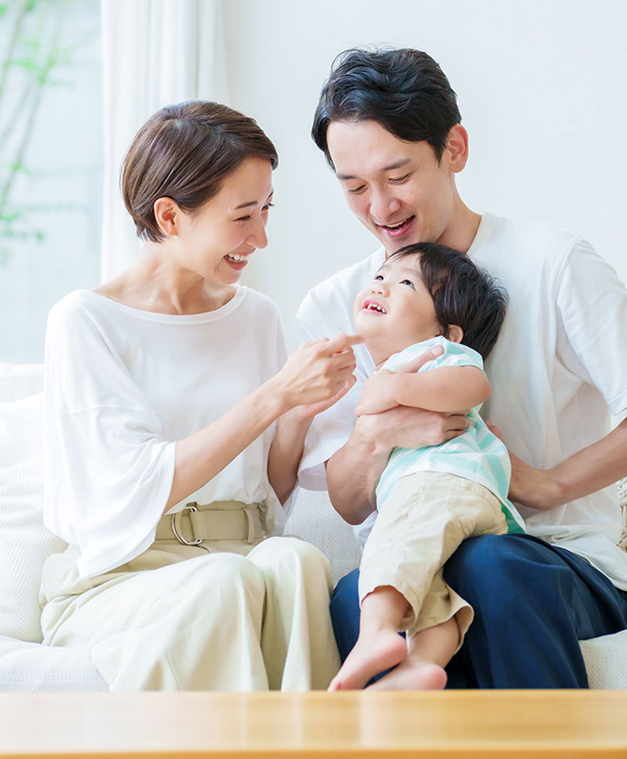 子供を囲む親の画像